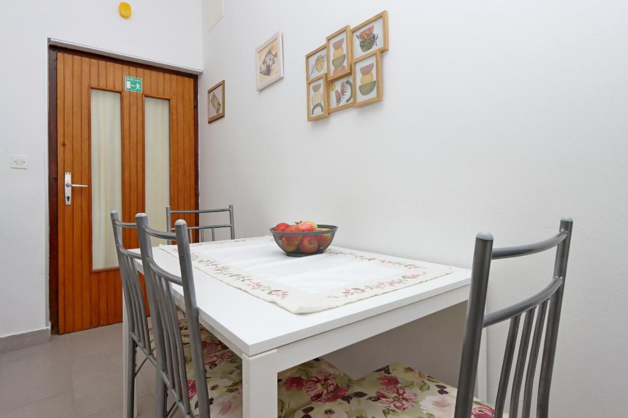 Apartments With A Parking Space Kornic, Krk - 415 Екстер'єр фото