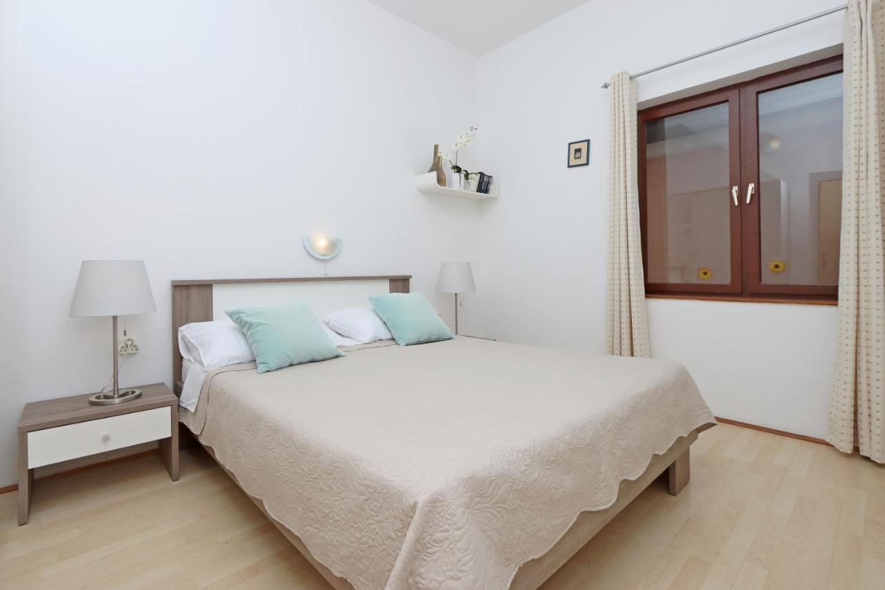 Apartments With A Parking Space Kornic, Krk - 415 Екстер'єр фото
