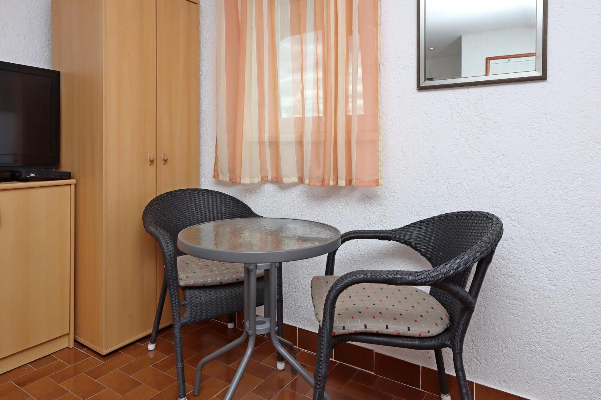 Apartments With A Parking Space Kornic, Krk - 415 Екстер'єр фото